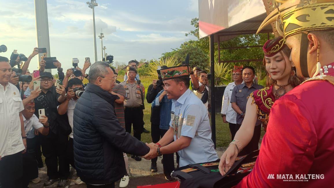 Tiba di Palangka Raya, Menko Pangan Zulkifli Hasan Disambut Gubernur Kalteng Agustiar Sabran