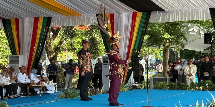 FOTO: IST/MATAKALTENG - Gubernur Kalimantan Tengah Agustiar Sabran, S.Ikom memberikan sambutannya dalam agenda Apel Besar dan Anugerahkan Gelar Adat Kehormatan untuk Menko Pangan Zulkifli Hasan.