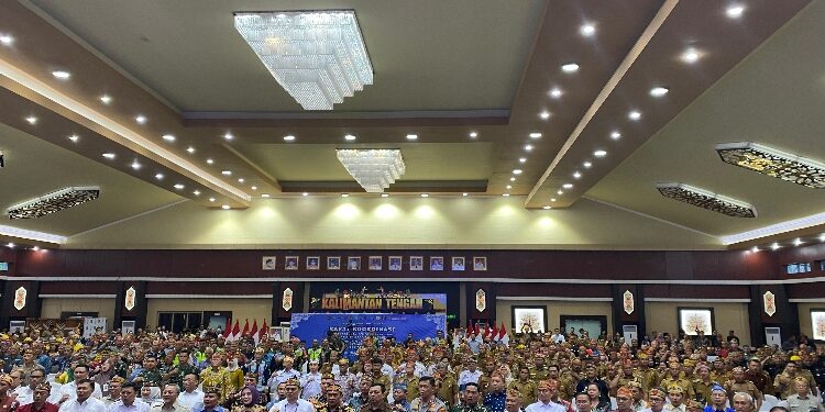FOTO: IST/MATAKALTENG - Foto Bersama Jajaran Pemerintah Pusat dan Pemerintah Daerah pada Rakor Penyelenggaraan Pemerintahan Desa dan Kelembagaan Adat Dayak, sekaligus Peluncuran dan Dialog Percepatan Musyawarah Desa/Kelurahan Khusus Pembentukan Koperasi Merah Putih.