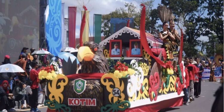 Foto: Prokopim Kotim/MATA KALTENG - Mobil karnaval kabupaten Kotim dalam festival Isen Mulang Provinsi Kalimantan Tengah.