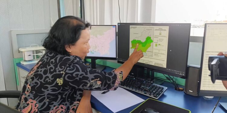 Foto:IST/MATA KALTENG - Prakirawan BMKG Kotim Mita Hutauruk saat menunjukkan perkiraan cuaca Kabupaten Kotim, 22 Mei 2025.