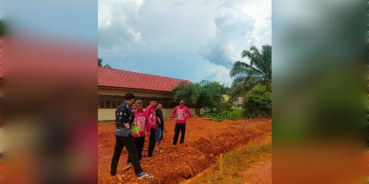 FOTO: IST/MATAKALTENG- Kades Patai, Hendrii K. Saat mengecek lokasi pembangunan pasar desa.