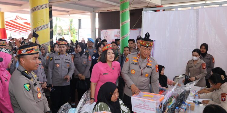 FOTO: MATAKALTENG - Kapolda Kalteng, Irjen Pol Iwan Kurniawan, pada saat meninjau bakti kesehatan.