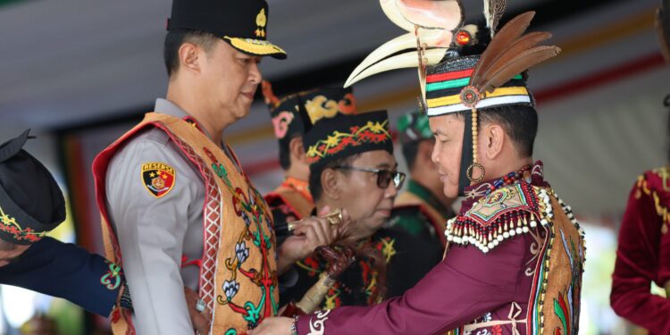 FOTO: MATAKALTENG - Kapolda Kalteng, Irjen Pol Iwan Kurniawan, pada saat mendapatkan gelar kehormatan oleh DAD Kalteng.