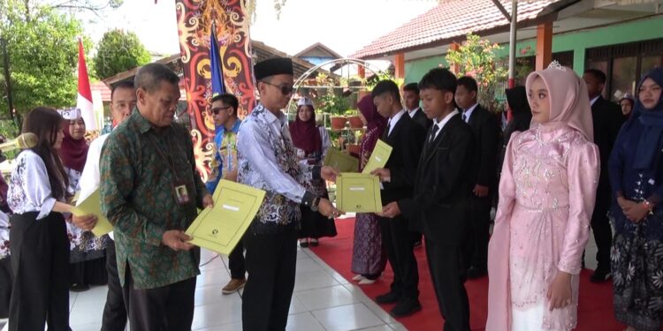 Foto:DIAN/MATA KALTENG - Acara perpisahan siswa SMPN 4 Sampit, 22 Mei 2025.