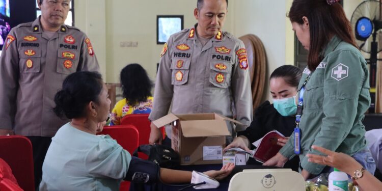 FOTO : HUMAS POLRES GUMAS/MATA KALTENG - Kapolres Gumas AKBP Heru Eko Wibowo, didampingi Kabag Ops Kompol Budiono, ketika meninjau layanan kesehatan yang diberikan kepada balita/anak-anak, ibu hamil dan lansia, pada kegiatan gebyar posyandu presisi, di Aula Patria Tama, Kamis, 22 Mei 2025.