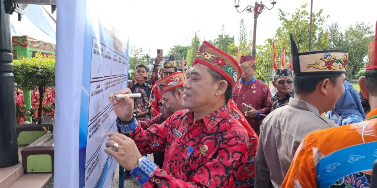 Foto:DIAN/MATA KALTENG - Penandatanganan komitmen bersama Sistem Penerimaan Murid Baru (SPMB), 23 Mei 2025.