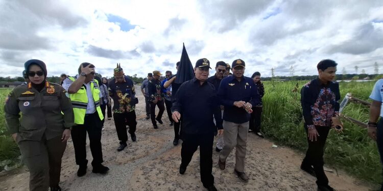 Foto:DIAN/MATA KALTENG - Peninjauan lokasi lahan pengembangan bandara H Asan Sampit belum lama ini.