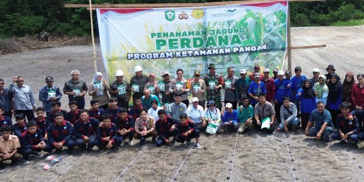 FOTO: IST/MATAKALTENG- Polsek Mentaya Hulu bersama Kelompok Tani Pahari Sejahtera melaksanakan penanaman jagung perdana di Desa Tangar, Kecamatan Mentaya Hulu.