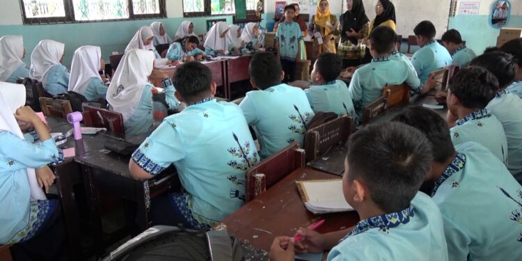 Foto:DIAN/MATA KALTENG - Program orang tua bercerita di SMPN 1 Sampit.