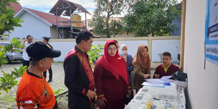 Foto: IST/MATA KALTENG - Tes urine ASN di Kesbangpol Kotim, 23 Mei 2025.