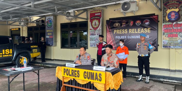 FOTO : HUMAS POLRES GUMAS/MATA KALTENG - Kapolres Gumas AKBP Heru Eko Wibowo, didampingi Kasat Narkoba Iptu Abi Wahyu Prasetyo, melakukan press rilis pengungkapan tindak pidana narkotika, Jumat, 23 Mei 2025.