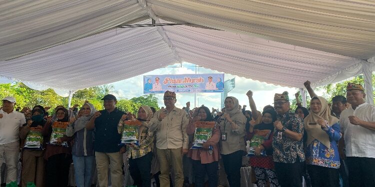 FOTO: IST/MATAKALTENG - Penyerahan Paket Sembako secara Simbolis Kepada Masyarakat oleh Wakil Gubernur Kalteng H. Edy Pratowo.