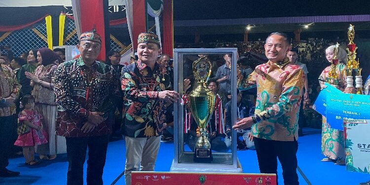 FOTO: IST/MATAKALTENG - Gubernur Kalimantan Tengah H. Agustiar Sabran memberikan Piala Bergilir kepada Walikota Palangka Raya Fairid Naparin.