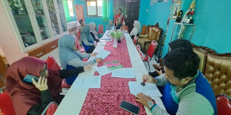FOTO: DIAN/MATA KALTENG - Tim Pencegahan dan Penanganan Kekerasan (TPPK) dari Balai Penjaminan Mutu Pendidikan (BPMP) Provinsi Kalteng Berkunjung dan verifikasi berkas di SMPN 1 Sampit.