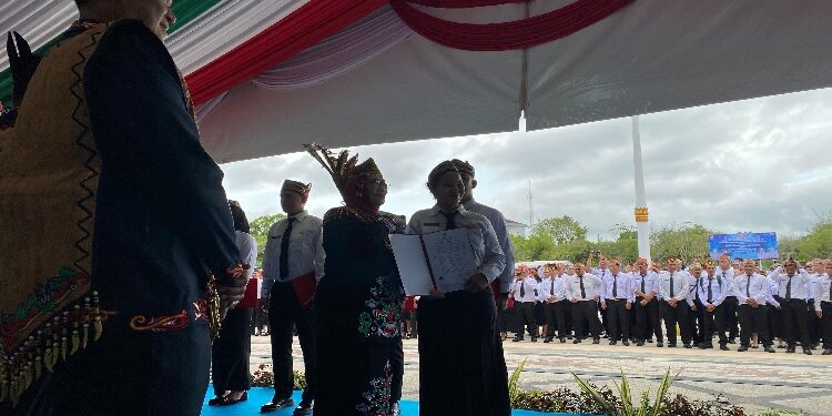 FOTO: IST/MATAKALTENG - Penyerahan Secara Simbolis Surat Keputusan (SK) Pengangkatan CPNS dan PPPK Tahap 1 Tahun Anggara 2024 Kepada Perwakilan CPNS dan PPPK.