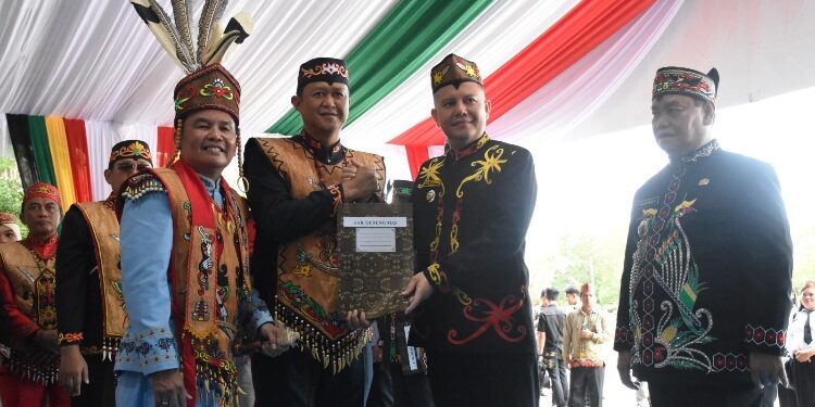 FOTO: IST/MATAKALTENG - Gubernur Agustiar Sabran menyerahkan SK Pengesahan Pendirian Badan Hukum Koperasi Desa/Kelurahan Merah Putih Kabupaten/Kota kepada Bupati dan Wali Kota se-Kalteng dalam Peringatan Hari Jadi Ke-68 Provinsi Kalteng.