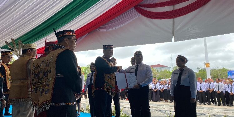 FOTO: IST/MATAKALTENG - Penyerahan Secara Simbolis Surat Keputusan (SK) Pengangkatan CPNS dan PPPK Tahap 1 Tahun Anggara 2024 Kepada Perwakilan CPNS dan PPPK.