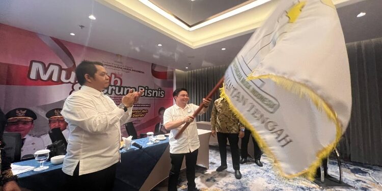 FOTO: IST/MATAKALTENG - Ketua terpilih H Muhammad Rifki saat mengibarkan bendera HIPMI usai pelaksanaan Muscab bersama wilayah Barat, yakni Kotim, Kobar, Lamandau dan Sukamara di Pangkalan Bun, Sabtu 24 Mei 2025.