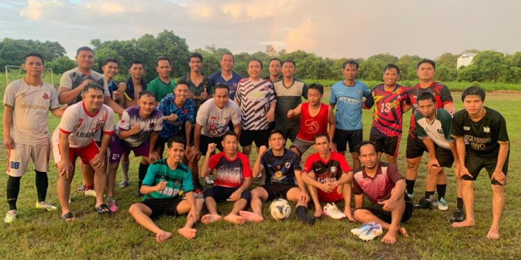 FOTO: IST/MATAKALTENG- Kebersamaan para pecinta bola di Kota Sampit usai melakukan latihan bersama di Lapangan Gelora, Kecamatan MB Ketapang. Minggu 25 Mei 2025.