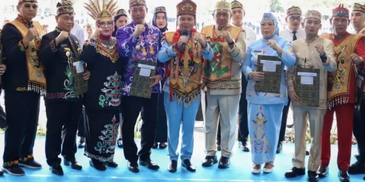 Foto: Prokopim Kotim/MATA KALTENG - Bupati Kotim Halikinnor saat hadiri Upacara Peringatan Hari Jadi ke-68 Provinsi Kalteng Tahun 2025 dan Penganugerahan Gelar Adat serta Deklarasi Huma Betang di Halaman Kantor Gubernur belum lama ini.