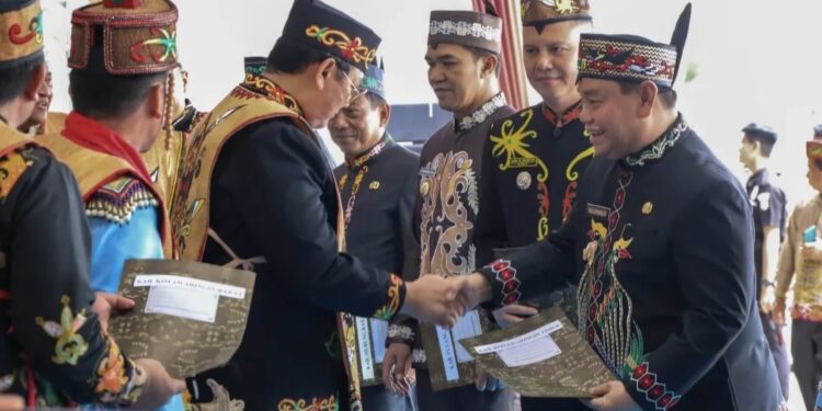 Foto:Prokopim Kotim/MATA KALTENG - Bupati Kotim Halikinnor saat hadiri Upacara Peringatan Hari Jadi ke-68 Provinsi Kalteng Tahun 2025 dan Penganugerahan Gelar Adat serta Deklarasi Huma Betang di Halaman Kantor Gubernur belum lama ini.