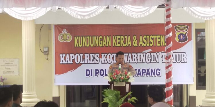 FOTO: AGUS/MATAKALTENG- Kapolres Kotim, AKBP Resky Maulana Zulkarnain saat Kunjungan kerja di Polsek Ketapang. Senin, 26 Mei 2025.