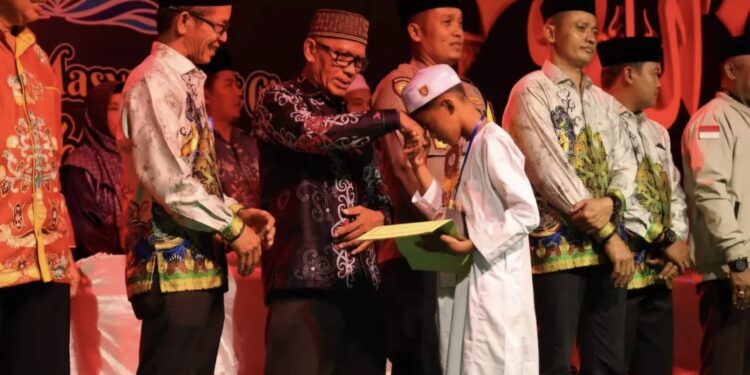 Foto:Prokopim Kotim/MATA KALTENG - Penutupan MTQ ke 56 Tingkat Kecamatan Mentaya Hilir Selatan di Halaman SDN 4 Sebamban.