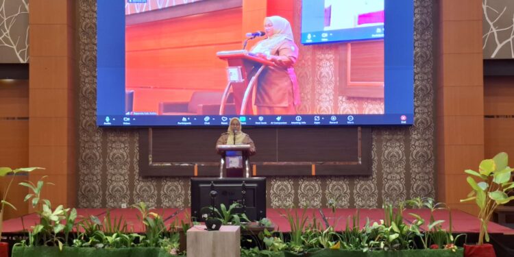 Foto: DIAN/MATA KALTENG - Wakil Bupati Kotim Irawati saat membuka Rapat Koordinasi Optimalisasi Pendapatan Pajak Daerah dan Retribusi Daerah di Ballroom Aquarius Boutique Hotel Sampit, 27 Mei 2025.