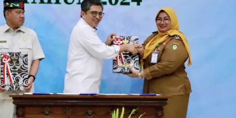 Foto:Prokopim Kotim/MATA KALTENG - Wakil Bupati Kotim Irawati saat terima WTP ke 11 kali dari BKN, 26 Mei 2025.