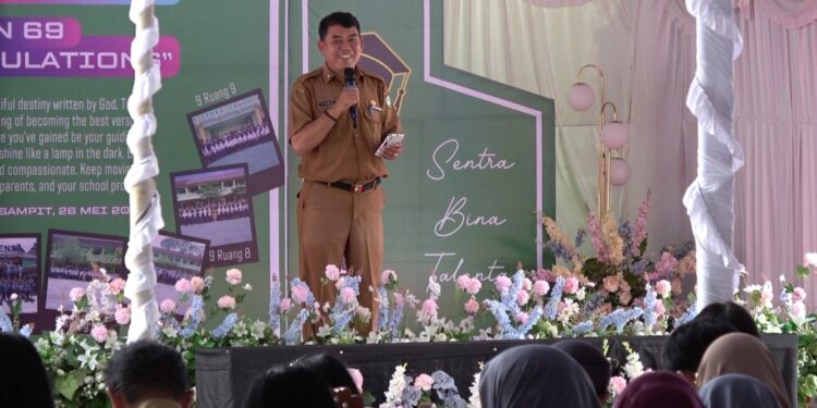 Foto: DIAN/MATA KALTENG - Kepala Dinas Pendidikan Kabupaten Kotim Muhammad Irfansyah saat menghadiri perpisahan SMPN 1 Sampit.