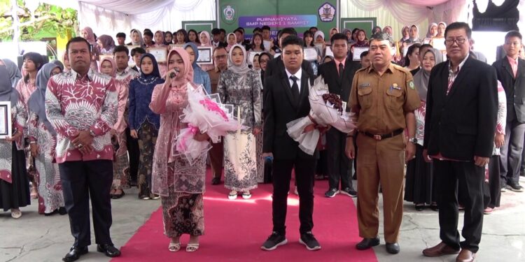 Foto:DIAN/MATA KALTENG - Acara kelulusan SMPN 1 Sampit, 27 Mei 2025.
