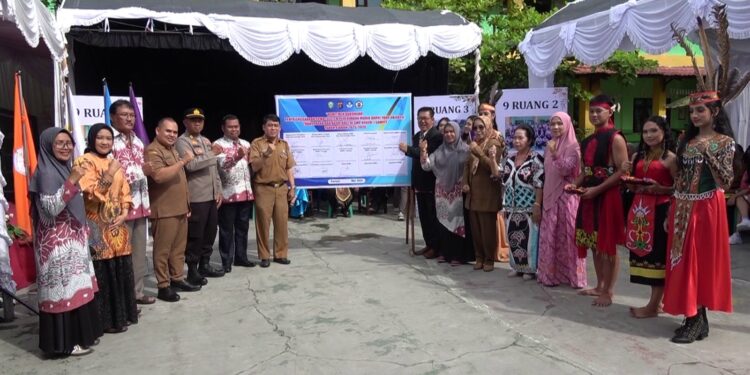Foto:DIAN/MATA KALTENG - Acara kelulusan SMPN 1 Sampit sekaligus penandatanganan komitmen bersama pelaksanaan SPMB berintegritas, 27 Mei 2025.