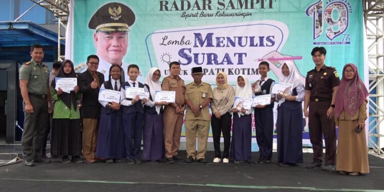 Foto:IST/MATA KALTENG - Penyerahan pemenang lomba menulis surat kepada bupati Kotim, 27 Mei 2025.