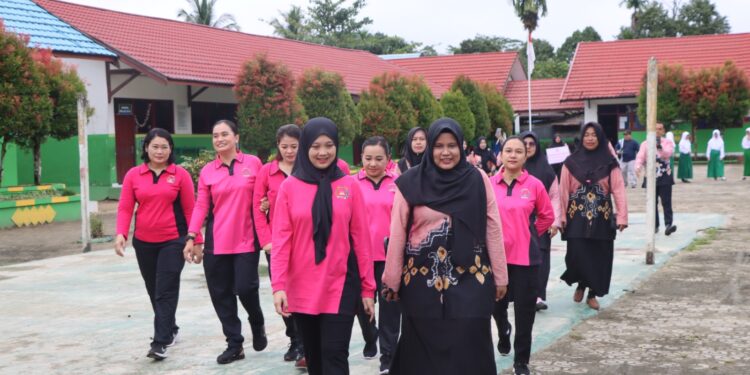 FOTO : HUMAS POLRES GUMAS/MATA KALTENG - Pengurus Bhayangkari Cabang Gunung Mas bersama para guru ketika meninjau lokasi sarana air bersih di MIN Tewah, Jumat, 23 Mei 2025.