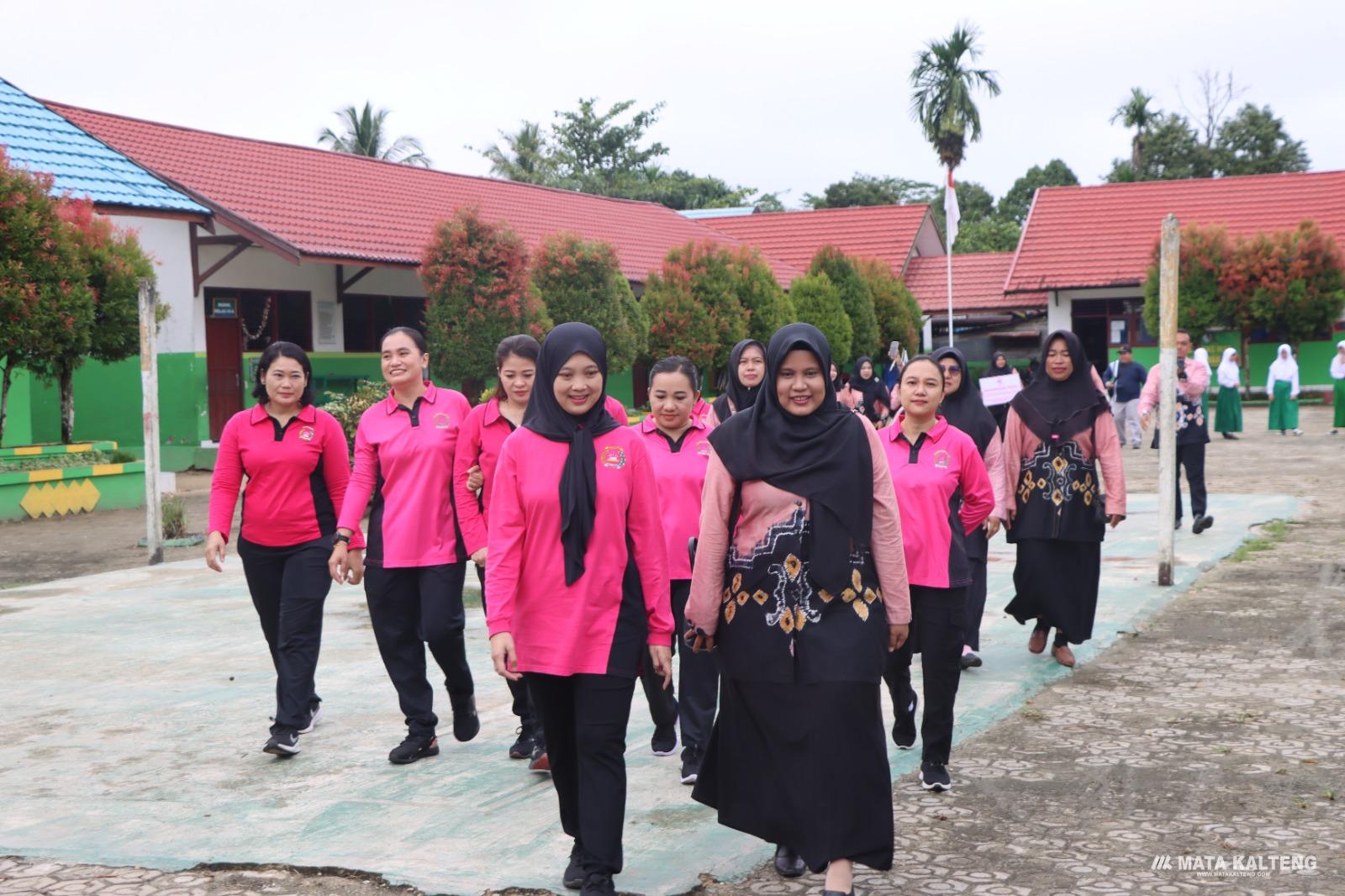 Bhayangari Berikan Bantuan Sarana Air Bersih ke MIN Tewah