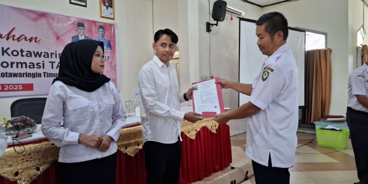 Foto:DIAN/MATA KALTENG - Penyerahan SK PPPK Formasi 2024 oleh BKPSDM Kotim, 28 Mei 2025.