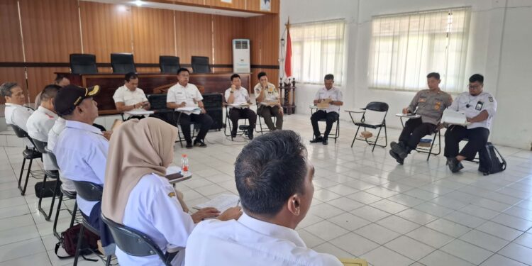 Foto: DIAN/MATA KALTENG - Rapat koordinasi terkait gejolak pedagang pasar resmi dan pedagang kaki lima di pinggiran jalan tanpa izin di Disperindag Kotim, 28 Mei 2025.