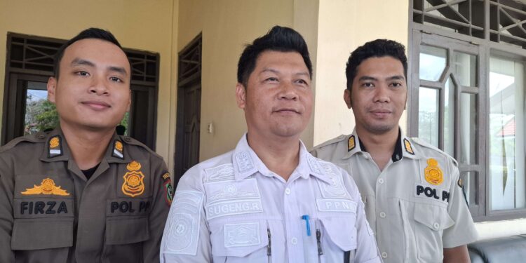 Foto:MATA KALTENG - Kepala Bidang Penegakan Perundang-undangan Daerah Satuan Polisi Pamong Praja (Satpol PP) Kabupaten Kotawaringin Timur (Kotim), Sugeng Riyanto (tengah).