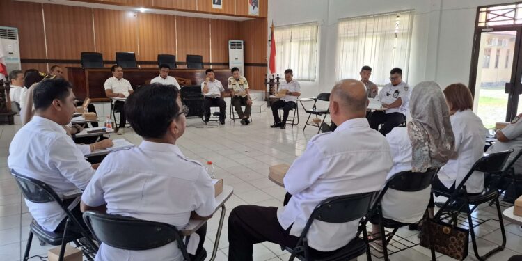Foto: DIAN/MATA KALTENG - Rapat koordinasi terkait gejolak pedagang pasar resmi dan pedagang kaki lima di pinggiran jalan tanpa izin di Disperindag Kotim, 28 Mei 2025.