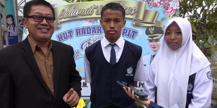 Foto:DIAN/MATA KALTENG - Kepsek SMPN 1 Sampit Suyoso bersama siswa berprestasi yang terpilih menjadi pemain inti liga sepak bola provinsi Jawa Tengah.
