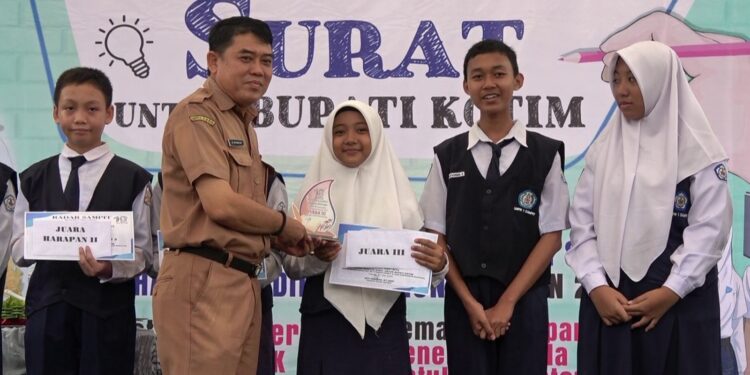 Foto:DIAN/MATA KALTENG - Penyerahan hadiah juara lomba menulis surat untuk bupati Kotim tahun 2025, 27 Mei 2025.
