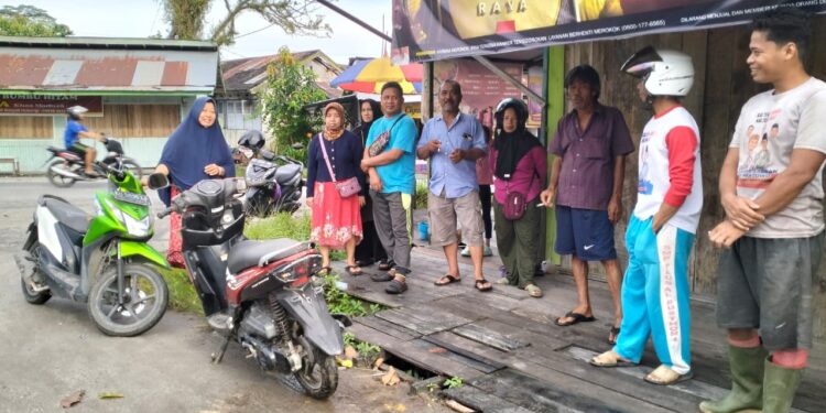 FOTO: IST/MATAKALTENG- Para pedagang pasar Keramat sedang protes Terkait adanya lapak ayam ilegal diluar lokasi pasar.