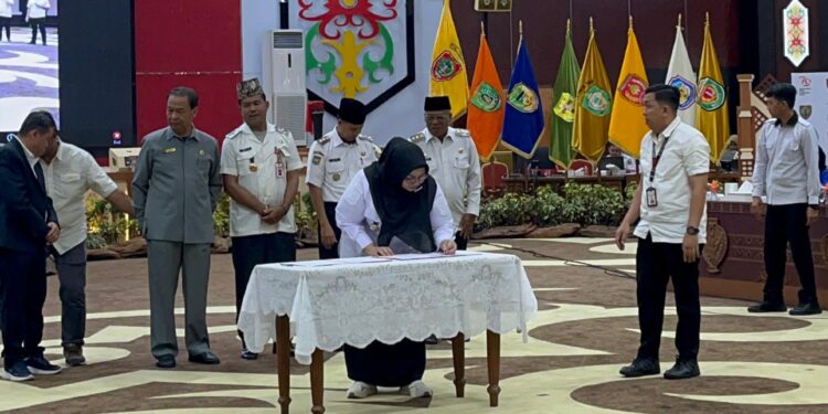 Foto:IST/MATA KALTENG - Wabup Kotim Irawati saat tandatangani Rencana Pembangunan Jangka Menengah Daerah (RPJMD) Provinsi Kalteng Tahun 2025–2029 dalam kegiatan Musrenbang Provinsi, 28 Mei 2025.