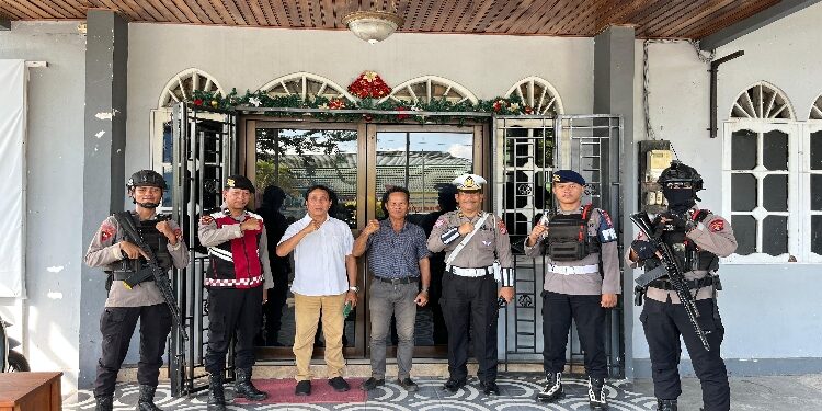 FOTO: IST/MATAKALTENG - Aparat kepolisian saat menjaga di Gereja Kota Sampit. 