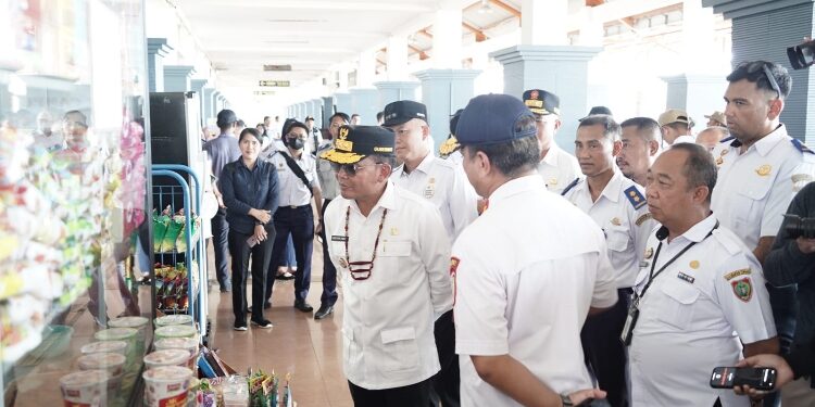 FOTO: IST/MATAKALTENG - Gubernur Kalimantan Tengah H. Agustiar Sabran saat melakukan kunjungan kerja ke Terminal Bus AKAP W.A Gara.