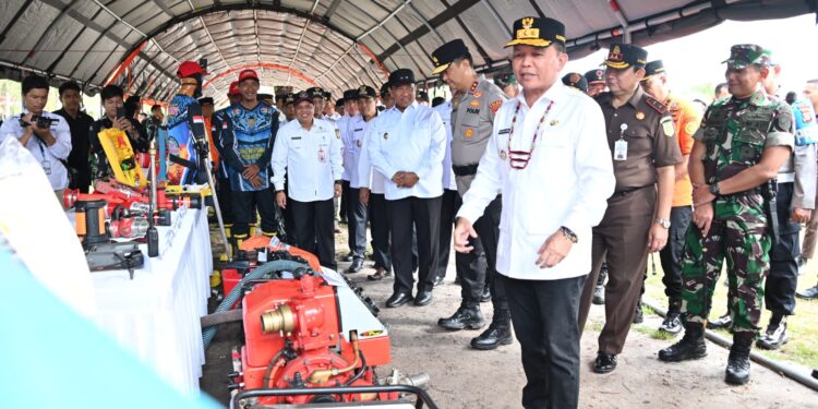 FOTO : IST/MATAKALTENG - Gubernur Agustiar Sabran, didampingi Wakil Gubernur (Wagub) dan Forkopimda, mengecek kesiapan personel dan sarana prasarana dalam Apel Kesiapsiagaan Pengendalian dan Penanggulangan Karhutla Tingkat Provinsi Kalteng Tahun 2025 di Halaman Kantor Gubernur.