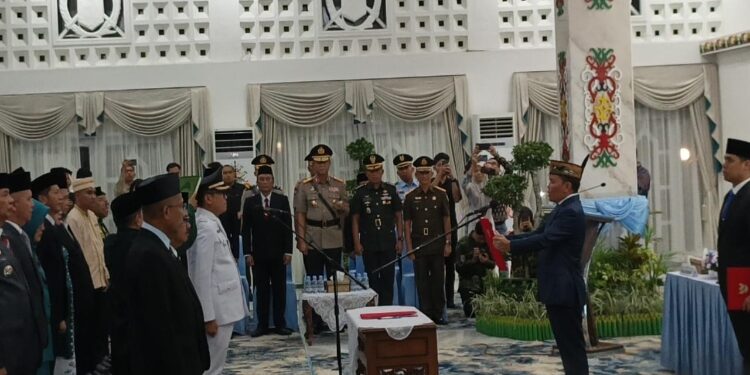 FOTO: NRA/MATAKALTENG - Gubernur Kalimantan Tengah, H. Agustiar Sabran, melantik dan mengambil sumpah/janji Indra Gunawan sebagai Pj Bupati Barito Utara.