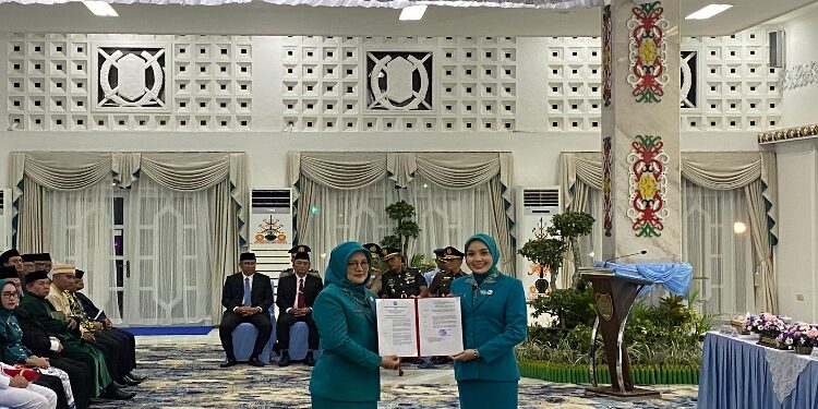 ‎FOTO: IST/MATAKALTENG - Ketua Tim Penggerak Pemberdayaan dan Kesejahteraan Keluarga (TP-PKK) Provinsi Kalimantan Tengah, Ny. Aisyah Thisia Agustiar Sabran, secara resmi menyerahkan Surat Keputusan (SK) kepada Melly Novita sebagai Penjabat Ketua TP-PKK Kabupaten Barito Utara.