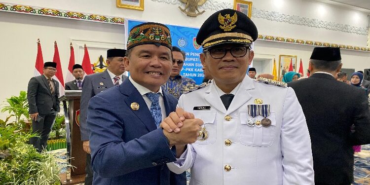 FOTO: IST/MATAKALTENG - Gubenur Kalimatan Tengah, H. Agustiar Sabran (kiri) bersama Indra Gunawan (kanan)Pj. Bupati Barito Utara yang baru saja di lantik pada Kamis, 29 Mei 2025 di Aula Istana Isen Mulang.